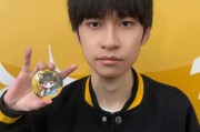 赛事分析-道崽发布自拍并配文：捡到一个小铁片，上面画的啥呀？
